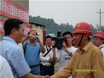 時(shí)任福建省委常委、福州市市委書(shū)記袁榮祥看望我司四川汶川地震救災(zāi)員工